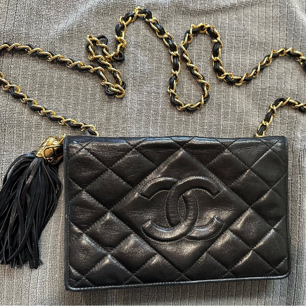CHANEL Matelasse Quilted Lambskin fringe chain shoulder bag.